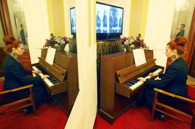 O příjemnou atmosféru ve foyer se postarala klavíristka, absolventka pardubické konzervatoře Barbora Čopáková. Foto Michal Klíma