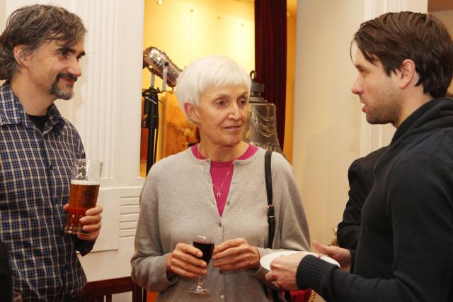 S herci Dejvického divadla Martinem Myšičkou a Václavem Neužilem si po představení ráda popovídala režisérka a členka odborné poroty Lída Engelová. Foto Michal Klíma
