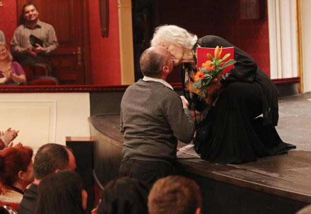Květa Fialová si mezi diváky našla „svého prince“, kterého při příchodu a odchodu z jeviště políbila. Foto Michal Klíma