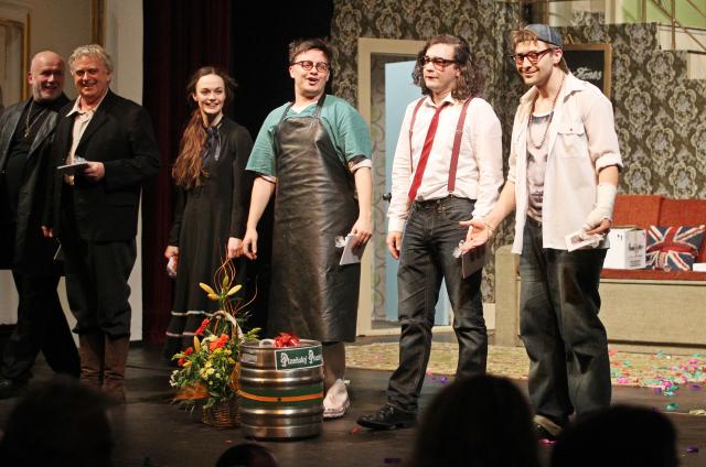 Pardubičtí diváci svým hercům fandí, za povedené představení je odměnili potleskem vestoje. Foto Michal Klíma