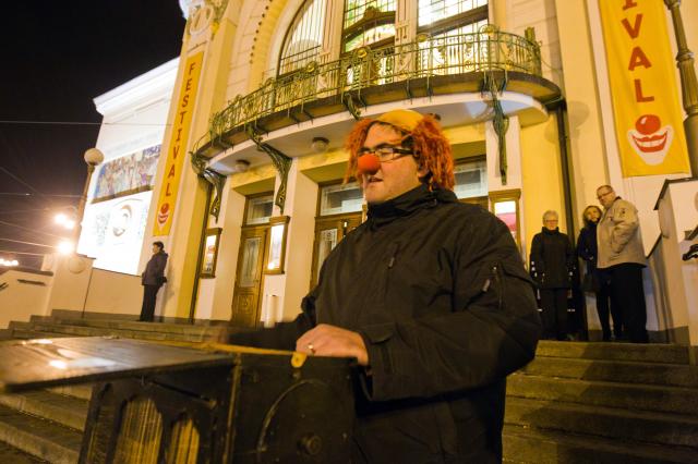 Na večerní představení v Městském divadle láká diváky i Dominik Rumpík se svým flašinetem. Foto Michal Klíma