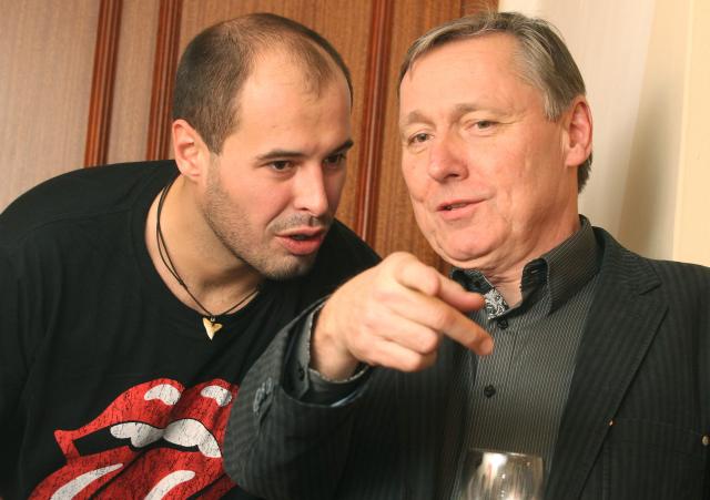 Jeden z hlavních představitelů Lhářů Jan Maléř s ředitelem divadla Petrem Dohnalem. Foto Michal Klíma